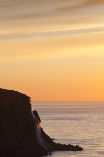 Mígandi Ólafsfjarðarmúli og fossinn Mígandi í miðnætursól