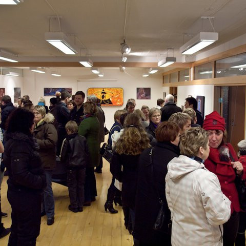 Hluti þeirra fjölmörgu sýningargesta sem mættu í listagöngunni. (Ljósmynd: Guðný Ágústsdóttir)