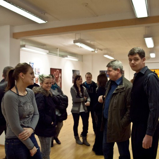 Nemendur voru ákaflega stoltir af því að sýna fjölskyldu, vinum og öðrum verkin sín. (Ljósmynd: Guðný
Ágústsdóttir).