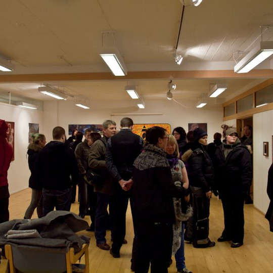 Í sýningarsalnum voru efni sem nýtt voru í málverk en voru upphaflega efni sem húsgögn skólans voru pökkuð inn í.
(Ljósmynd: Guðný Ágústsdóttir)