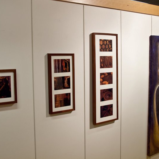 Til vinstri má sjá seríu Eyglóar um Bátahús Síldarminjasafnsins í Siglufirði. (Ljósmynd: Guðný
Ágústsdóttir)