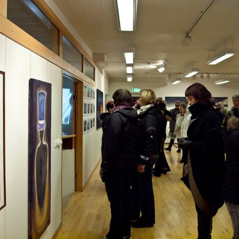 Hér skoða menn seríu Þórönnu um sandhóla úr unnu efni úr Héðinsfjarðargöngum. (Ljósmynd: Guðný
Ágústsdóttir).