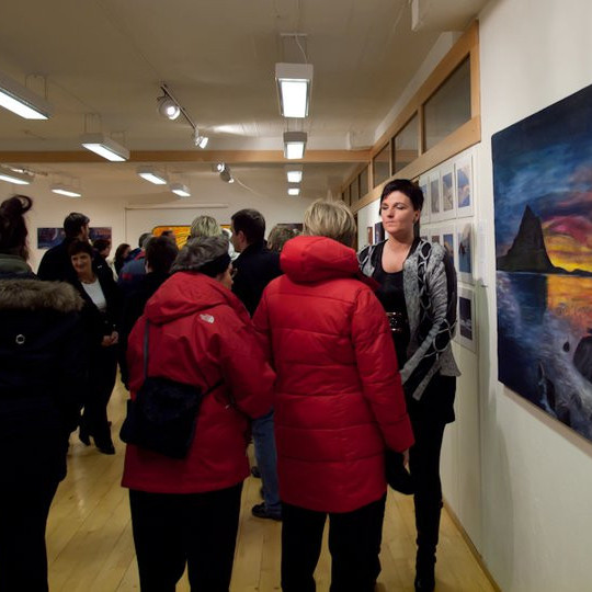 Hér eru gestir að ræða við Þórönnu um verkin hennar. (Ljósmynd: Guðný Ágústsdóttir)