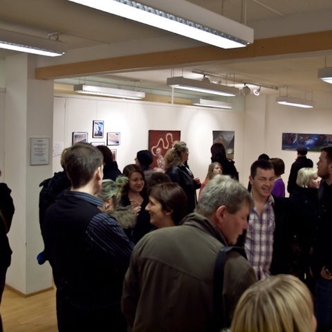 Gestum þótti margt að skoða á sýningunni og voru harla kátir með nemendur skólans. (Ljósmynd: Guðný
Ágústsdóttir)