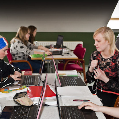 Áhugasamir nemendur við námið í fjarnámssetrinu í Ólafsfirði.