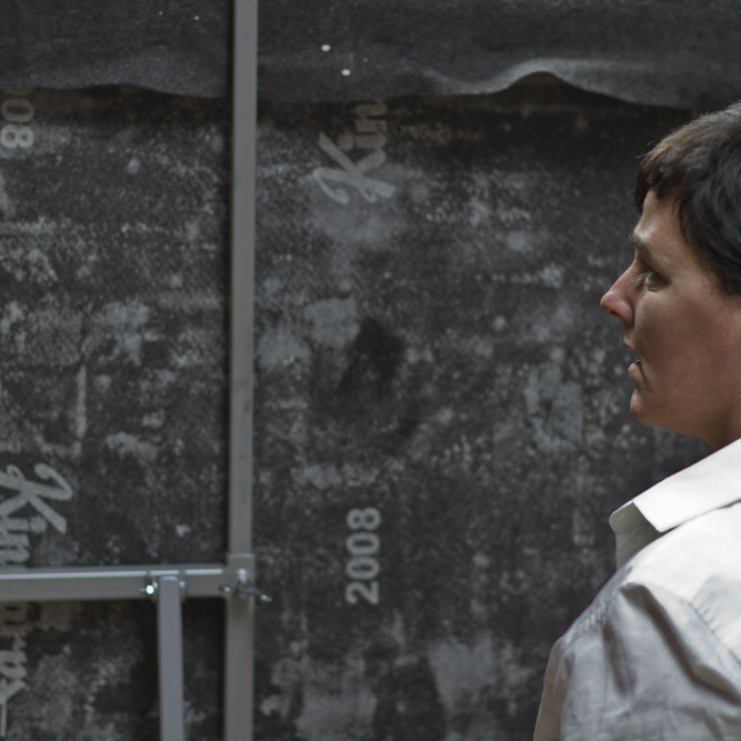 Þóranna skoðar bakhlið málverks sem hún var að ljúka. (Ljósmynd: Lára Stefánsdóttir)