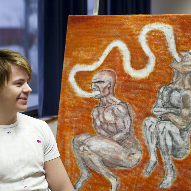 Ástþór málar á efni sem notað var í innpökkun. (Ljósmynd: Lára Stefánsdóttir)