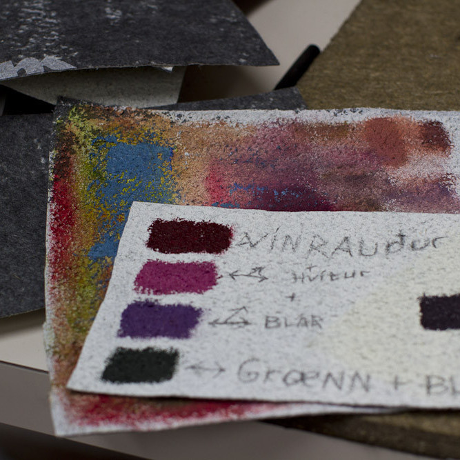 Áður en málað var á efni sem kom utan um húsgögn í skólann var kannað hvernig litir kæmu út á
efninu. (Ljósmynd: Lára Stefánsdóttir)