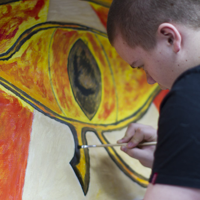 Myndverk í þróun málað á gamalt leikjaborð sem var á haugunum. (Ljósmynd: Lára Stefánsdóttir)