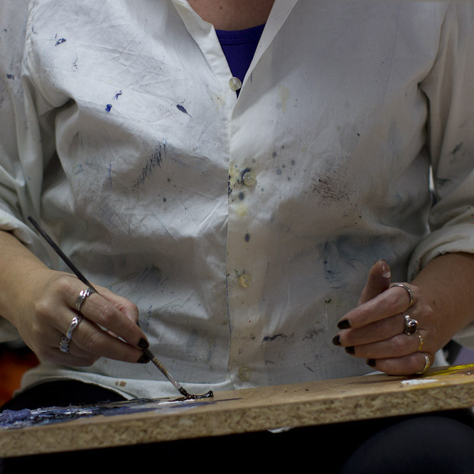 Allt er nýtt, hér er nemandi með hillu úr skáp sem þurfti að rífa þegar skólinn var lagfærður fyrir
skólabyrjun. (Ljósmynd: Lára Stefánsdóttir)