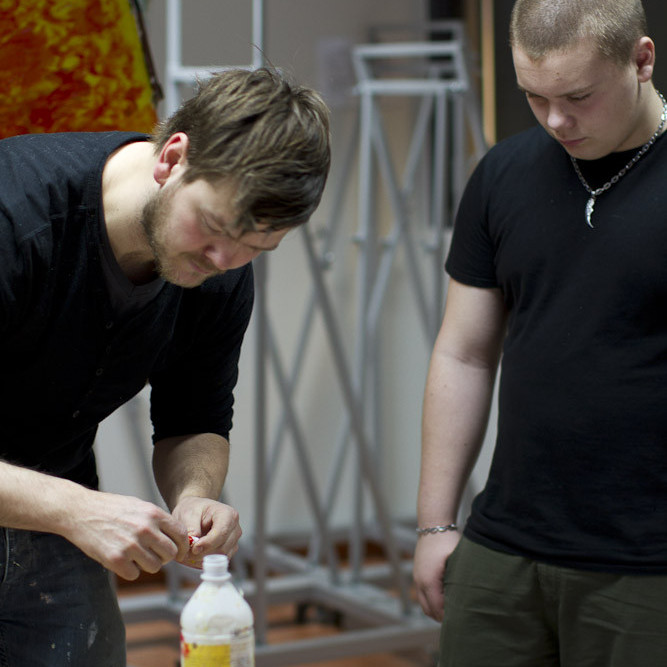 Litablöndun er flókin og erfitt að ná réttu litunum fram og þá er gott að hafa góðan kennara. (Ljósmynd: Lára
Stefánsdóttir)