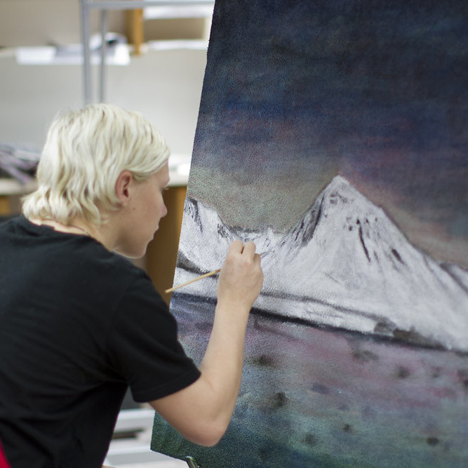 Hólshyrnan í Siglufirði er tignarlegt fjall sem Alexander túlkar af mikilli leikni. Verkið er málað á efni utan af húsgögnum á ramma
sem gerður er úr úrgangsspýtum. (Ljósmynd: Lára Stefánsdóttir)