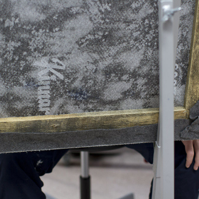 Efni utan af húsgögnum strekkt á ramma sem gerður er úr spýtum af spýtnahaug í Ólafsfirði. (Ljósmynd: Lára
Stefánsdóttir)