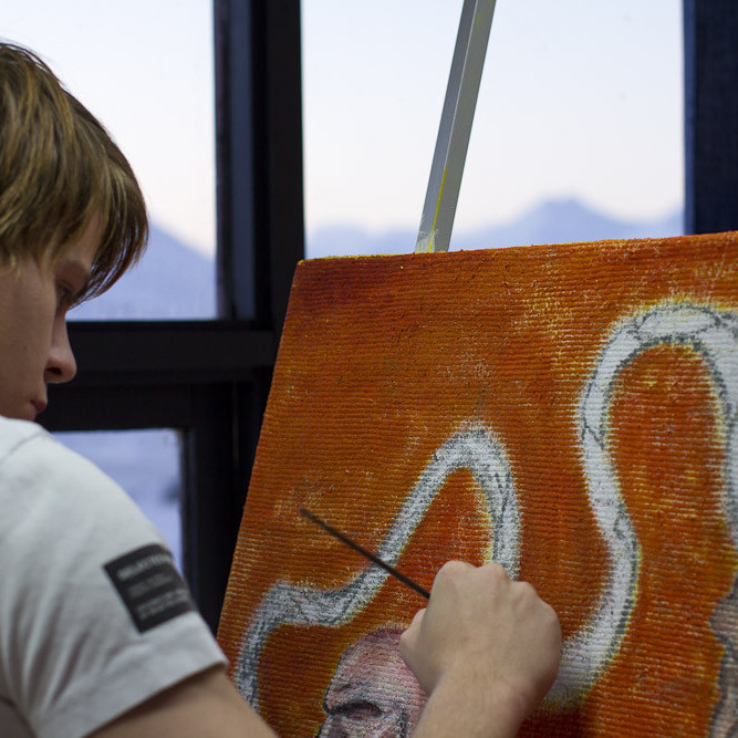 Ástþór niðursokkinn í að skapa spennandi málverk. (Ljósmynd: Lára Stefánsdóttir)