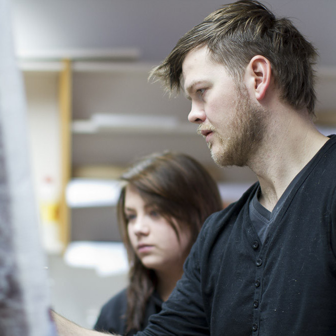 Bergþór og Kristín ræða saman um hvernig best er að vinna málverkið hennar. (Ljósmynd: Lára Stefánsdóttir)