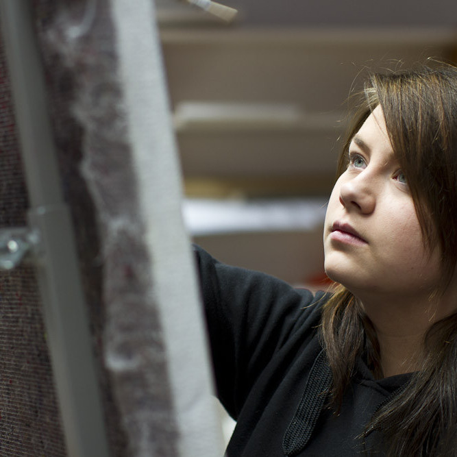 Kristín var einbeitt við vinnuna við sitt myndverk og hirti ekki um ljósmyndarann.