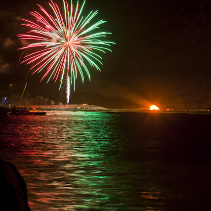 Brenna og flugeldasýning á gamlárskvöld í Ólafsfirði.