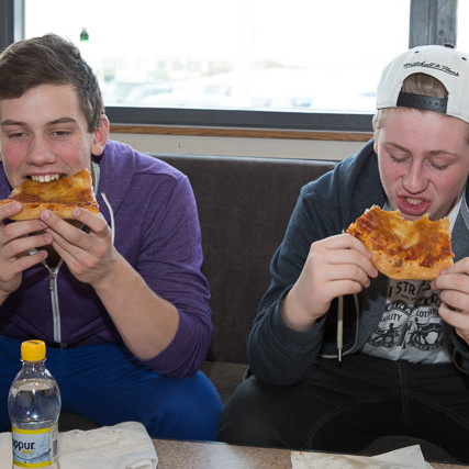 Skúli og Gunnar gæða sér á pizzu mynd GK