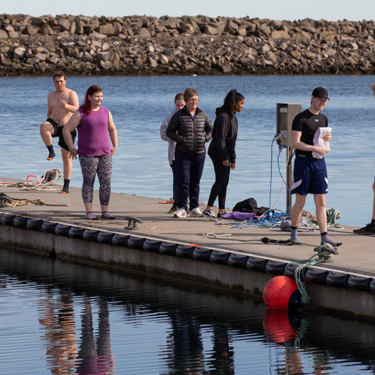 Nemendur synda í sjónum