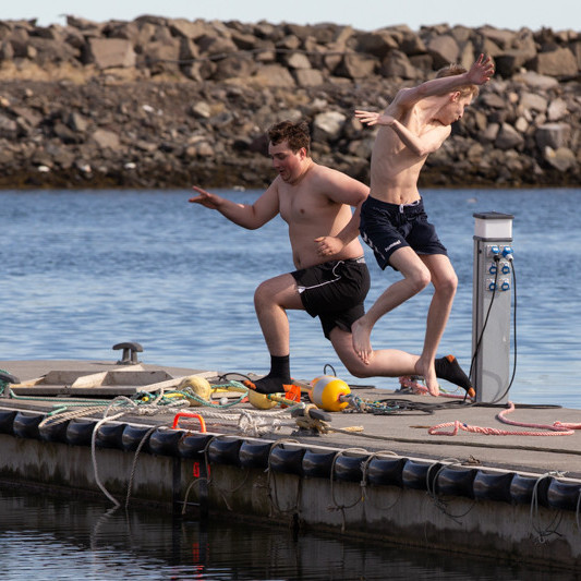 Nemendur synda í sjónum