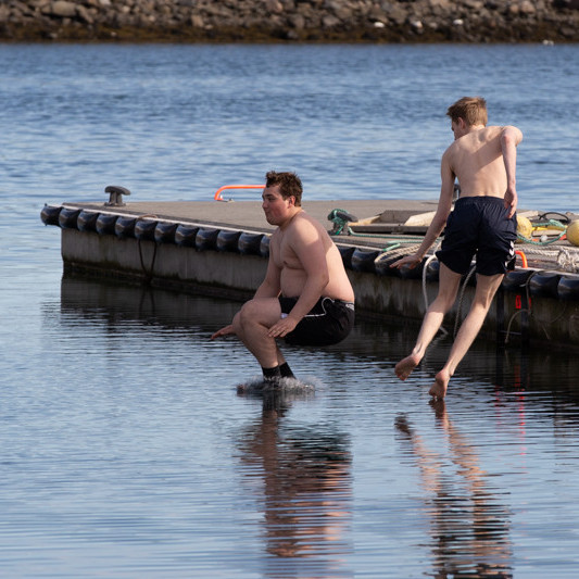 Nemendur synda í sjónum