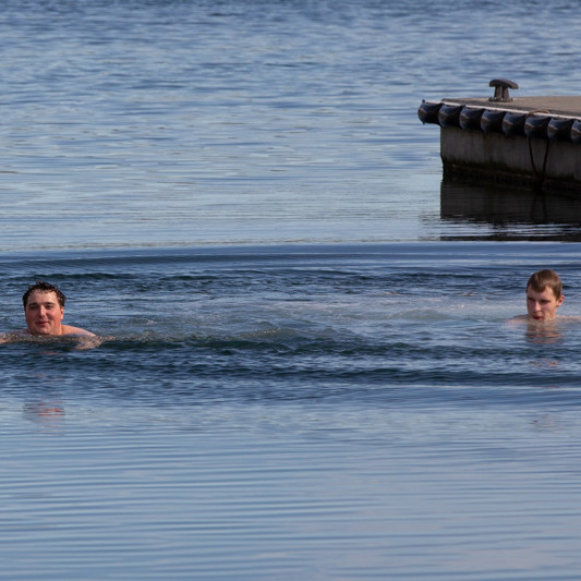 Nemendur synda í sjónum