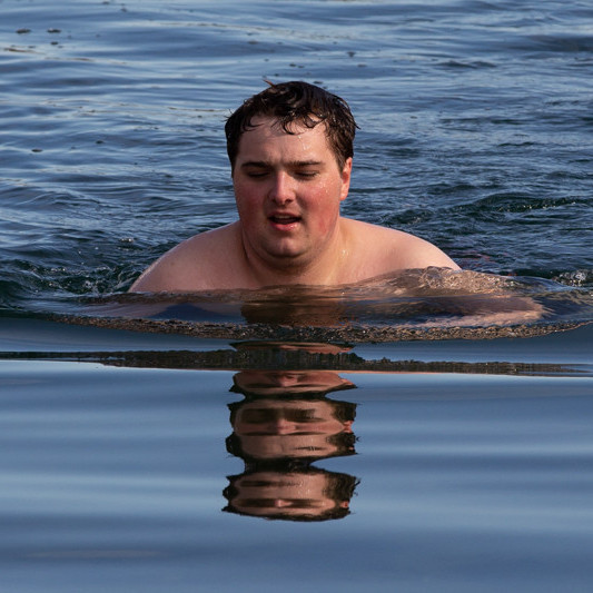 Nemendur synda í sjónum