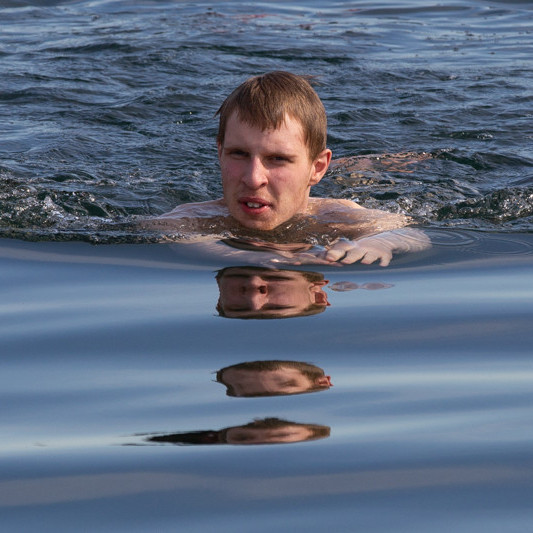 Nemendur synda í sjónum