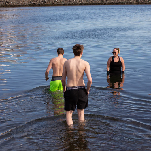 Nemendur synda í sjónum