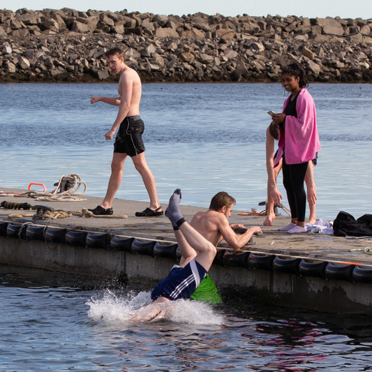 Nemendur synda í sjónum