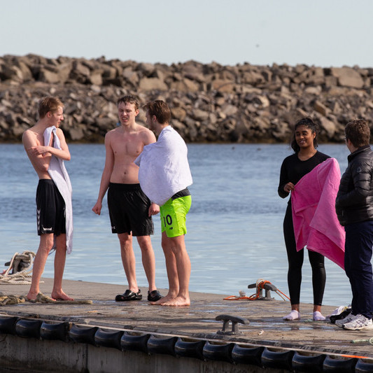 Nemendur synda í sjónum