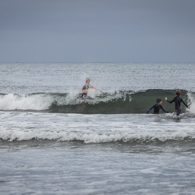 Í Ólafsfirði er Bað- og sjósundfélag og hafa fjórir nemendur skólans tekið þátt en það eru þau Atli Tómasson,
Kara Gautadóttir, Ólöf Þóra Tómasdóttir og Tómas Atli Einarsson. Einnig hefur Bergþór Morthens kennari verið duglegur í
að skella sér í sjóinn. Mynd: Lára Stefánsdóttir