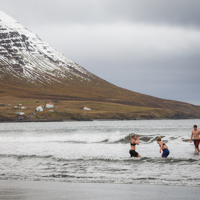 Í Ólafsfirði er Bað- og sjósundfélag og hafa fjórir nemendur skólans tekið þátt en það eru þau Atli Tómasson,
Kara Gautadóttir, Ólöf Þóra Tómasdóttir og Tómas Atli Einarsson. Einnig hefur Bergþór Morthens kennari verið duglegur í
að skella sér í sjóinn. Mynd: Lára Stefánsdóttir