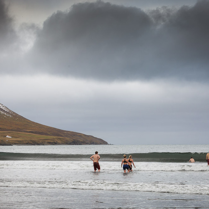 Í Ólafsfirði er Bað- og sjósundfélag og hafa fjórir nemendur skólans tekið þátt en það eru þau Atli Tómasson,
Kara Gautadóttir, Ólöf Þóra Tómasdóttir og Tómas Atli Einarsson. Einnig hefur Bergþór Morthens kennari verið duglegur í
að skella sér í sjóinn. Mynd: Lára Stefánsdóttir