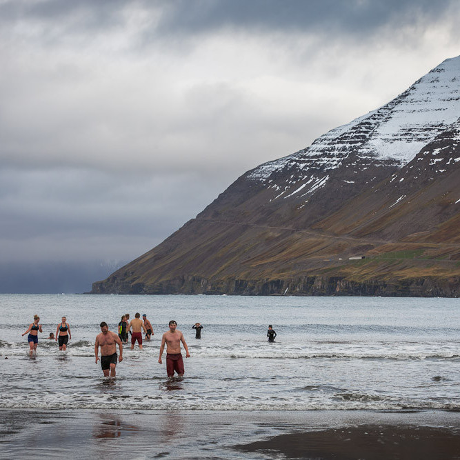 Í Ólafsfirði er Bað- og sjósundfélag og hafa fjórir nemendur skólans tekið þátt en það eru þau Atli Tómasson,
Kara Gautadóttir, Ólöf Þóra Tómasdóttir og Tómas Atli Einarsson. Einnig hefur Bergþór Morthens kennari verið duglegur í
að skella sér í sjóinn. Mynd: Lára Stefánsdóttir