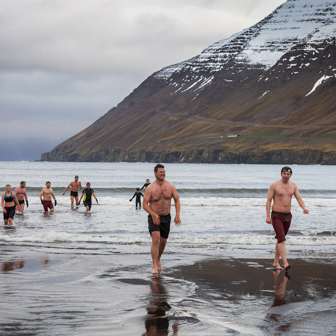 Í Ólafsfirði er Bað- og sjósundfélag og hafa fjórir nemendur skólans tekið þátt en það eru þau Atli Tómasson,
Kara Gautadóttir, Ólöf Þóra Tómasdóttir og Tómas Atli Einarsson. Einnig hefur Bergþór Morthens kennari verið duglegur í
að skella sér í sjóinn. Mynd: Lára Stefánsdóttir
