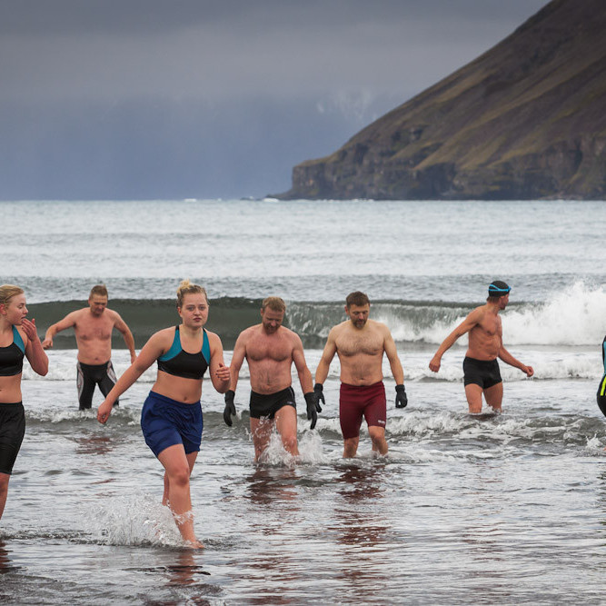 Í Ólafsfirði er Bað- og sjósundfélag og hafa fjórir nemendur skólans tekið þátt en það eru þau Atli Tómasson,
Kara Gautadóttir, Ólöf Þóra Tómasdóttir og Tómas Atli Einarsson. Einnig hefur Bergþór Morthens kennari verið duglegur í
að skella sér í sjóinn. Mynd: Lára Stefánsdóttir