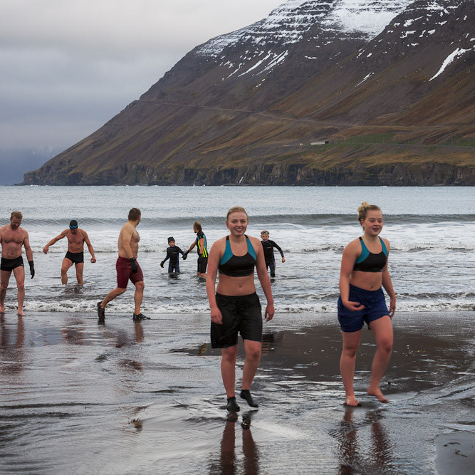 Í Ólafsfirði er Bað- og sjósundfélag og hafa fjórir nemendur skólans tekið þátt en það eru þau Atli Tómasson,
Kara Gautadóttir, Ólöf Þóra Tómasdóttir og Tómas Atli Einarsson. Einnig hefur Bergþór Morthens kennari verið duglegur í
að skella sér í sjóinn. Mynd: Lára Stefánsdóttir