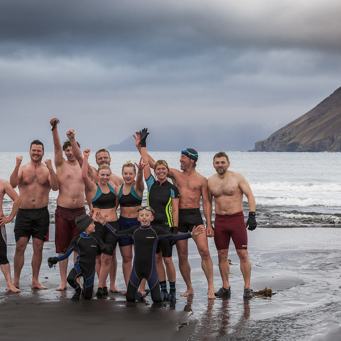 Í Ólafsfirði er Bað- og sjósundfélag og hafa fjórir nemendur skólans tekið þátt en það eru þau Atli Tómasson,
Kara Gautadóttir, Ólöf Þóra Tómasdóttir og Tómas Atli Einarsson. Einnig hefur Bergþór Morthens kennari verið duglegur í
að skella sér í sjóinn. Mynd: Lára Stefánsdóttir
