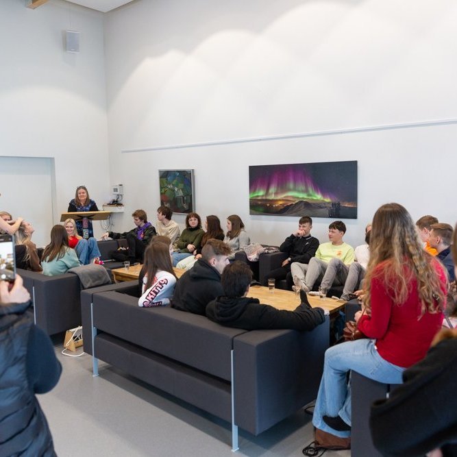 U2 have a voice tekið á móti gestum