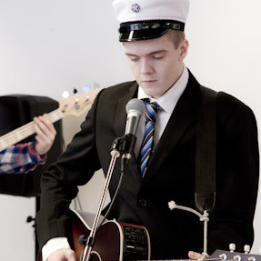 Fannar Örn spilaði með hljómsveit Menntaskólans á Tröllaskaga við útskriftina. (Mynd (f): Lára Stefánsdóttir)