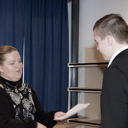 Lára skólameistari útskrifar Fannar Örn. (Mynd: Björg Traustadóttir)