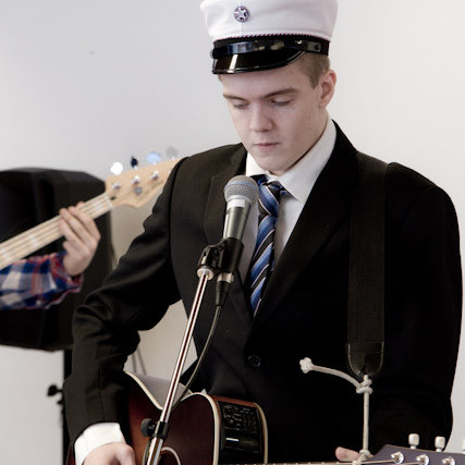 Fannar Örn nýstúdent spilar með hljómsveit Menntaskólans á Tröllaskaga.