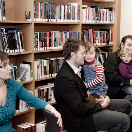 Starfsmenn fylgdust stoltir með útskrift nýstúdentsins. (Mynd: Lára Stefánsdóttir)