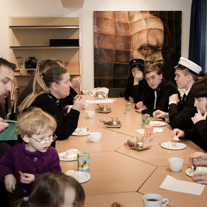 Nýstúdent og gestir fengu sér kaffi og kökur að lokinni útskrift. (Mynd: Björg Traustadóttir)