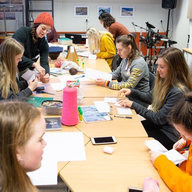 Nemendur í áföngunum Inngangur að listum og Listræn sköpun fengu skemmtilegt tækifæri til að kynnast gerð smárita hjá gestakennurum úr Listhúsi Fjallabyggðar.