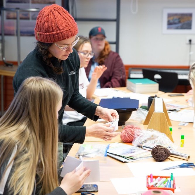 Nemendur í áföngunum Inngangur að listum og Listræn sköpun fengu skemmtilegt tækifæri til að kynnast gerð smárita hjá gestakennurum úr Listhúsi Fjallabyggðar.