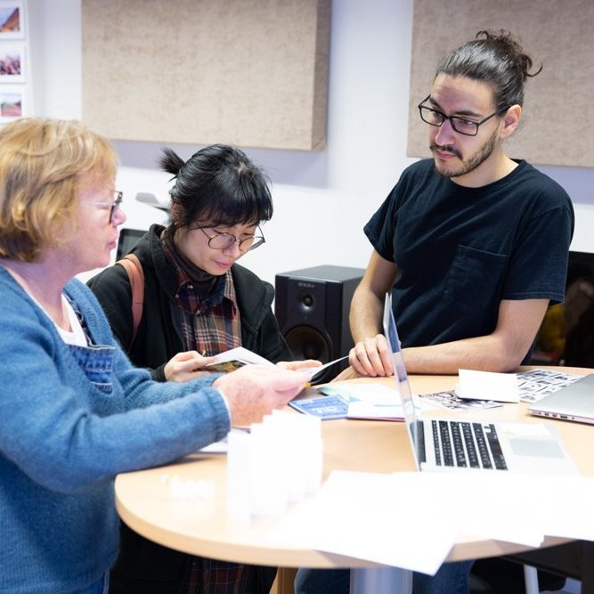 Nemendur í áföngunum Inngangur að listum og Listræn sköpun fengu skemmtilegt tækifæri til að kynnast gerð smárita hjá gestakennurum úr Listhúsi Fjallabyggðar.