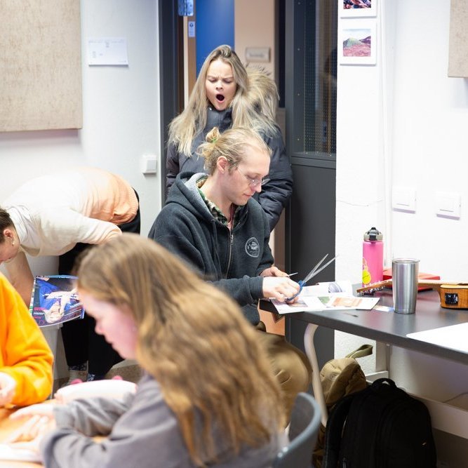 Nemendur í áföngunum Inngangur að listum og Listræn sköpun fengu skemmtilegt tækifæri til að kynnast gerð smárita hjá gestakennurum úr Listhúsi Fjallabyggðar.