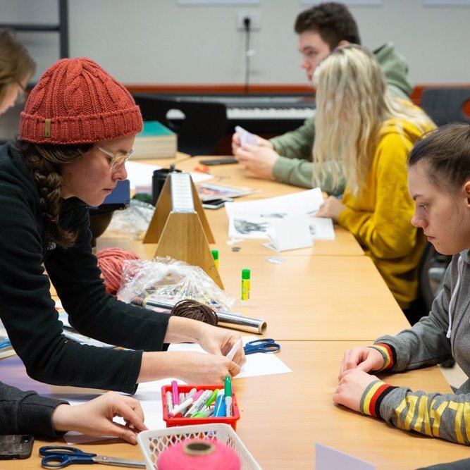 Nemendur í áföngunum Inngangur að listum og Listræn sköpun fengu skemmtilegt tækifæri til að kynnast gerð smárita hjá gestakennurum úr Listhúsi Fjallabyggðar.